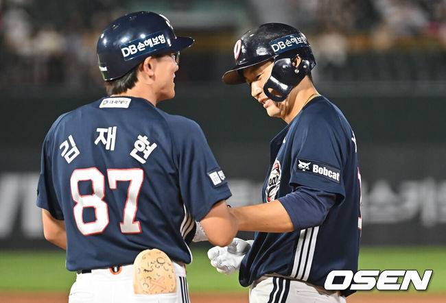 [OSEN=부산, 이석우 기자] 8일 부산 사직야구장에서 2025 신한 SOL 뱅크 KBO 리그 롯데 자이언츠와 두산 베어스의 경기가 열렸다. 홈팀 롯데는 홍민기가, 방문팀 두산은 최민석이 선발 출전했다.두산 베어스 박계범이 8회초 1사 만루 2타점 좌익수 앞 안타를 치고 하이파이브를 하고 있다. 2025.07.08 / foto0307@osen.co.kr