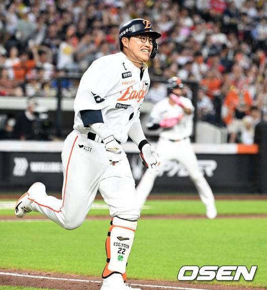 [OSEN=대전, 이대선 기자] 8일 오후 대전 한화생명볼파크에서 2025 신한 SOL Bank KBO리그 한화 이글스와 KIA 타이거즈의 경기가 열렸다.한화는 문동주, KIA는 윤영철을 선발로 내세웠다.3회말 1사 만루에서 한화 채은성이 우전 3타점 적시 2루타를 치고 그라운드를 달리고 있다. 2025.07.08 /sunday@osen.co.kr