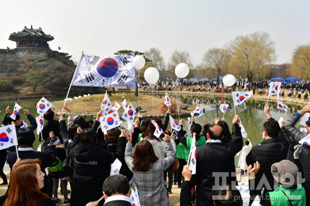 ▲지난 2019년 3·1운동 100주년을 기념한 시민문화제에서 수원시민들이 방화수류정에서의 만세운동을 재현하고 있는 모습. ⓒ수원특례시