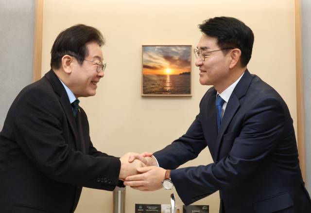 ▲더불어민주당 이재명 대표(왼쪽)와 박용진 전 의원이 지난 2월 서울 여의도의 한 식당에서 만나 악수하며 인사하고 있다. ⓒ연합뉴스