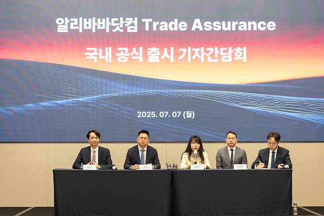 7일 서울 역삼동에서 열린 알리바바닷컴 기자간담회에서 (왼쪽부터) 마르코 양 알리바바닷컴 코리아 지사장, 션 양 알리바바닷컴 글로벌 사업개발 총괄 본부장, 썸머 가오 알리바바닷컴 글로벌 공급망 총괄, 앤드류 천 알리바바닷컴 결제 및 거래 총괄이 질문을 받고 있다.&nbsp;알리바바닷컴 제공