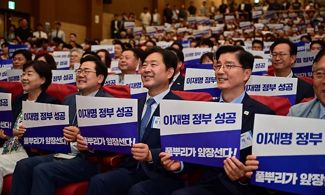 더불어민주당 황명선 의원이 지난 7일 서울 여의도 국회에서 열린 자치분권민주지도자회의(KDLC) 주최&nbsp;‘이재명정부 성공을 위한 자치분권 결의대회’에서 참석자들과 피켓을 들어&nbsp;보이며 기념촬영을 하고 있다. 앞줄 왼쪽부터 서영교·박찬대 의원, 황 의원, 이해식·이재강 의원. KDLC 제공