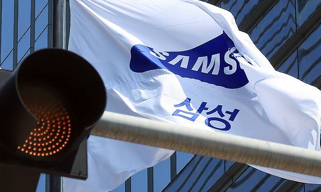 삼성전자가 올해 2분기 영업이익 4조 6,000억 원을 잠정 기록해 전년 동기 대비 55.9% 하락했다고 공시한 8일 서울 서초구 삼성전자 서초사옥에 삼성 깃발이 바람에 휘날리고 있다. 뉴스1