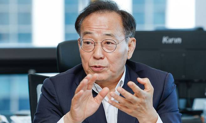 김태기 중앙노동위원회 위원장이 1일 서울 중구 중노위 서울사무실에서 노동위의 역할을 설명하고 있다. 김 위원장은 이재명 대통령의 대선 공약이 실현되면 노동위의 중요성이 더 커질 것이라고 강조했다.&nbsp;최상수 기자