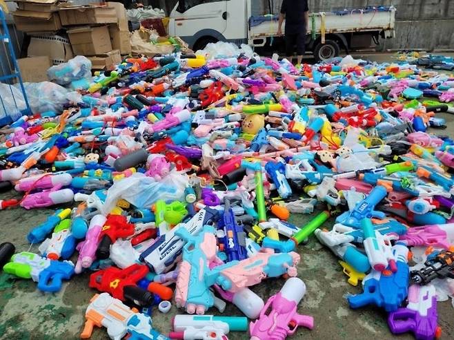 워터밤 서울 2025 행사 후 수거된 플라스틱 물총 약 1,500개가 환경단체 ‘트루(TRU)’에 전달돼 재활용을 앞두고 있다. 해당 물총들은 향후 행사 포토존 자재로 활용될 예정이다. 온라인커뮤니티 갈무리.