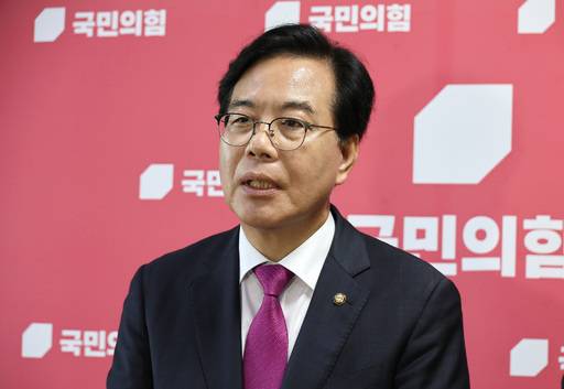 국민의힘 송언석 비상대책위원장 겸 원내대표가 8일 국회에서 윤상현 의원실 압수수색과&nbsp;관련해 입장을 밝히고 있다. 연합뉴스&nbsp;