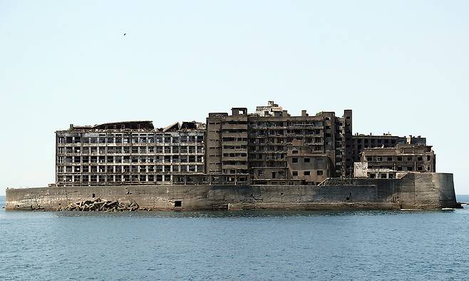 일본 나가사키현 하시마(일명 '군함도') 인근 해상의 유람선에서 보이는 군함도. 연합뉴스