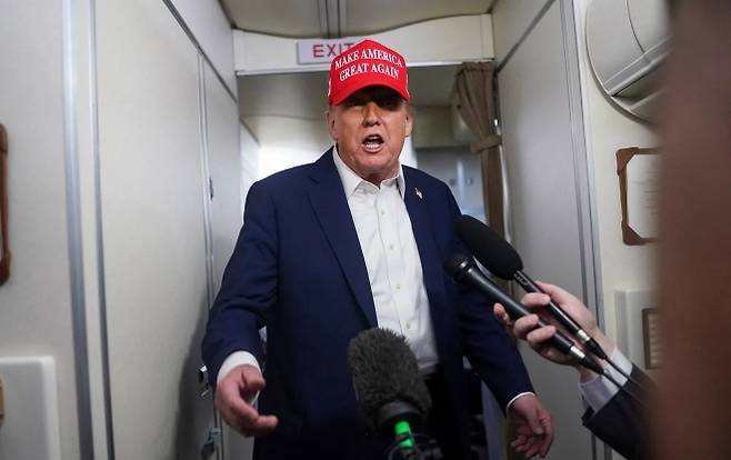 도널드 트럼프 미국 대통령이 지난 4일 뉴저지로 향하는 에어포스원에서 기자들의 질문에 답하고 있다. 로이터 연합뉴스