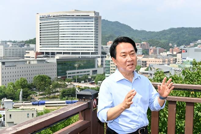 이성헌 서울 서대문구청장이 7일 서대문구 창천동 바람산어린이공원에서 경의선 지하화 계획에 대해 설명하고 있다. 서대문구 제공