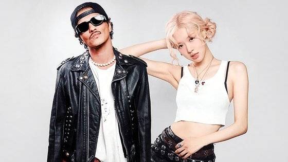 블랙핑크 로제(오른쪽)와 브루노 마스.  서울신문 포토라이브러리.