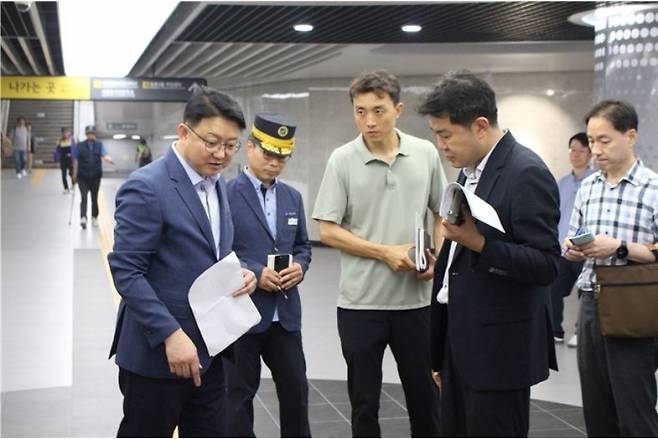 지난 7일 발산역 및 가양역 출입구 일대에서 완료된 미끄럼 방지 및 편의시설 설치 공사 현장을 점검한 김춘곤 의원