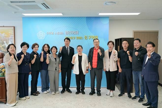 은평구의회 ‘탄소제로 연구모임 III’이 지난 5일 광주광역시 동구 금남로 일대에서 진행된 ‘차 없는 거리’ 우수정책사례 현장견학을 한 뒤 관계자 등과 기념촬영을 하고 있다. 은평구의회 제공