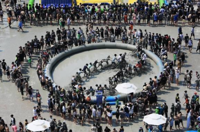 지난해 열린 보령머드축제에서 참가자들이 머드 체험 행사에 참여하고 있다. 보령시 제공