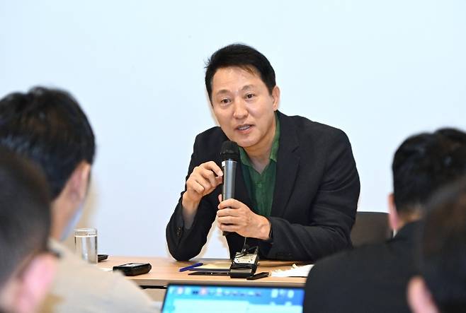 오세훈 서울시장, 동행 기자단 간담회 - 오세훈 서울시장이 지난 5일(현지시간) 밀라노의 한 호텔에서 열린 동행 기자 간담회에서 발언하고 있다. 2025.7.8  서울시 제공