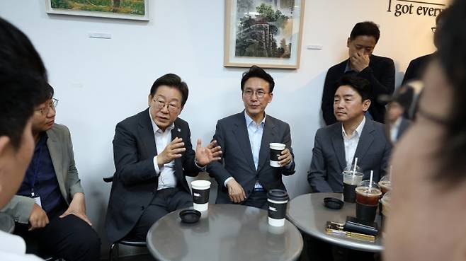 이재명 대통령과 김민석 국무총리, 강훈식 대통령비서실장이 8일 용산 대통령실 직원식당에서 식사 후 매점에서 만난 기자들과 차를 마시며 대화하고 있다. 2025.7.8 뉴시스