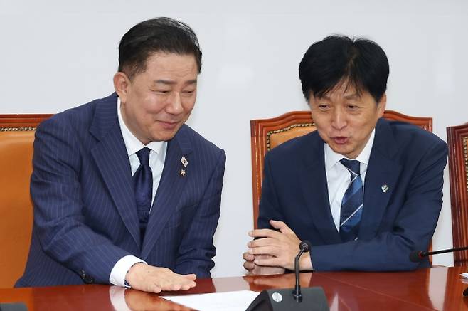 김병기(왼쪽) 더불어민주당 당대표 직무대행 겸 원내대표가 지난달 23일 국회에서 열린 코스피 5000 특별위원회 출범식에서 오기형 특위위원장과 대화하고 있다. 뉴스1