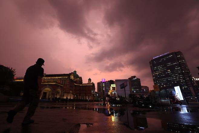 폭염과 폭우가 지난 뒤 찾아온 ‘매직아워’ - 8일 서울 낮 최고기온이 37도까지 오르는 등 기록적인 더위 뒤에 소나기가 지나간 서울역 하늘이 노을에 물들어 있다. 2025.7.8 연합뉴스