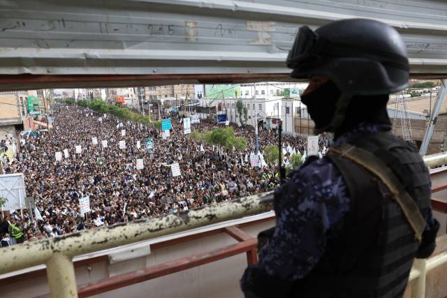 6일(현지 시간) 예멘 사나에서 시아파 무슬림들이 무하람 10일인 아슈라를 기념하기 위해 모여 있는 가운데 후티 반군 병사가 경계를 서고 있다. EPA연합뉴스