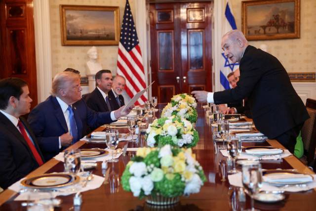 도널드 트럼프 미국 대통령이 7일(현지 시간) 워싱턴 DC 백악관에서 진행된 베냐민 네타냐후 이스라엘 총리와의 만찬에서 네타냐후 총리로부터 노벨 평화상 후보 추천서를 건네받고 읽고 있다./로이터연합뉴스