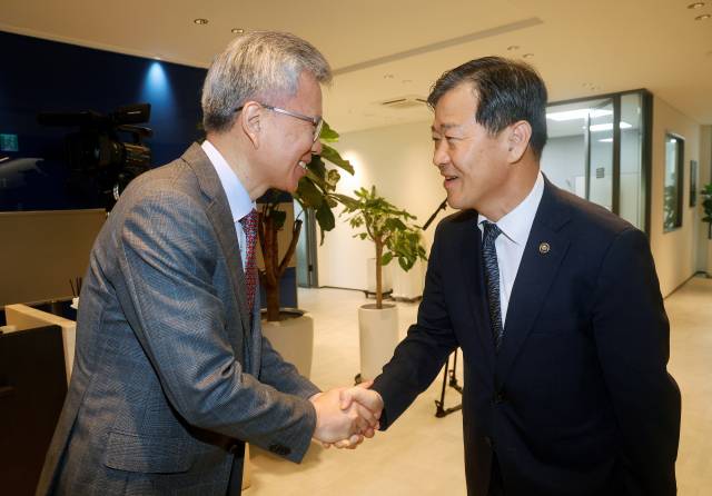 이형훈(오른쪽) 보건복지부 2차관이 8일 서울 용산구 대한의사협회를 찾아 김택우 의협 회장과 악수하고 있다. 사진 제공=보건복지부