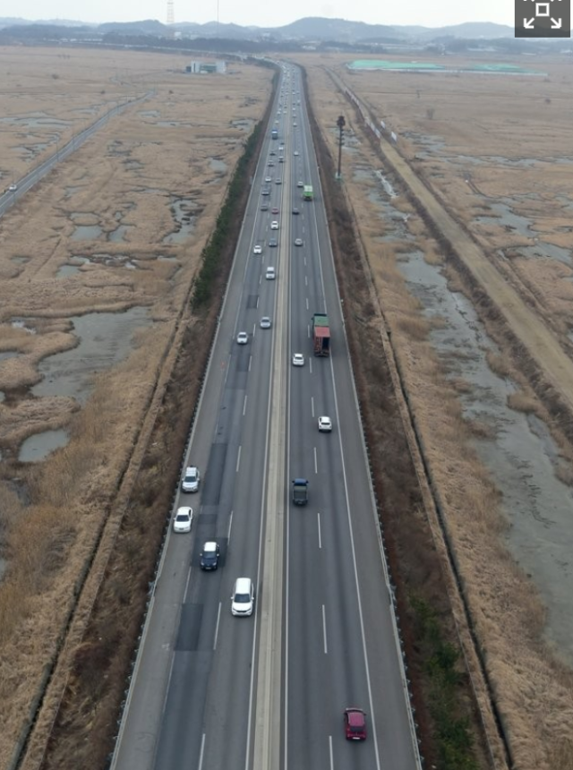 만성적인 정체에 시달리는 평택~시흥 고속도로가 현행 4차로에서 6~8차로로 넓어진다. 연합뉴스