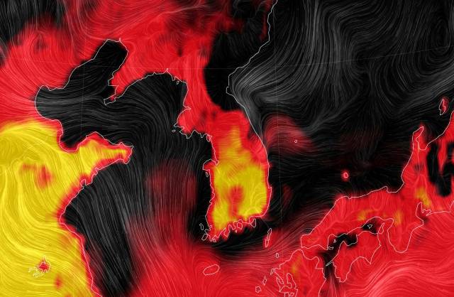 지난 7일 서울 전역에 올 여름 첫 폭염경보가 발령된 가운데 세계 기상정보 비주얼 맵인 '어스' 홈페이지에서 불쾌지수로 본 한반도 주변이 붉은색으로 표시돼 있다. 어스 캡처