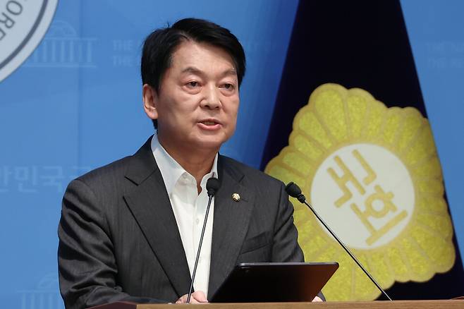 국민의힘 혁신위원장을 맡은 안철수 의원이 7월7일 서울 여의도 국회 소통관에서 위원장을 사퇴하고 전당대회 출마 의사를 밝히는 기자회견을 하고 있다. ⓒ연합뉴스