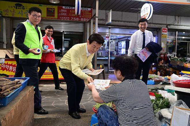 조규일 진주시장이 폭염 피해 예방을 위한 안전관리수칙 안내문을 배포하고 있다. ⓒ진주시
