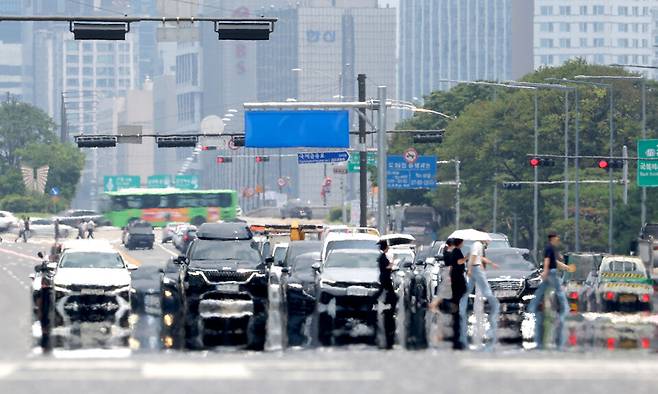 8일 폭염경보가 발효중인 서울 여의도 여의대로에 아지랑이가 피어오르고 있다. ⓒ연합뉴스