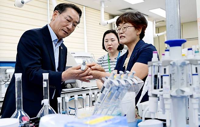 유정복 시장이 8일 강화해역 방사성 물질 조사와 관련해 인천보건환경연구원 실험실에 방문해 검사장비를 점검하고 있다. Ⓒ인천시