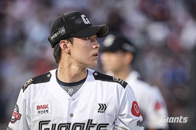 롯데 홍민기가 지난달 28일 사직구장에서 열린 KT와 홈경기 6회초 1사 1·2루서 안현민을 헛스윙 삼진으로 돌려세운 뒤 마운드에서 내려가고 있다. 사진제공｜롯데&nbsp;자이언츠