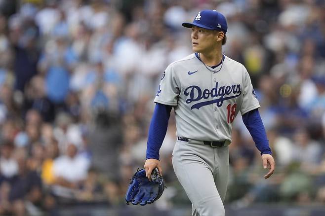 다저스 야마모토는 8일(한국시간) 밀워키전에서 선발등판해 0.2이닝 5실점(3자책점)을 기록했다. 지난해 MLB 데뷔 후 처음으로 1회도 채우지 못했다. 밀워키(미 위스콘신주)｜AP뉴시스
