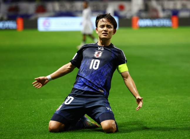 일본 축구대표팀 구보 다케후사가 지난달 북중미월드컵 아시아 3차예선 인도네시아와 홈경기에서 골을 넣은 뒤 세리머니하고 있다. 로이터연합뉴스