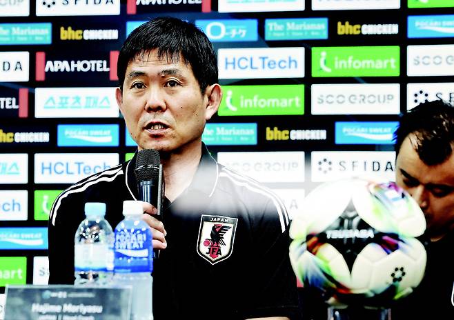 일본 모리야스 감독이 지난 6일 경기도 용인미르스타디움에서 열린 2025년 동아시아축구연맹 E-1 챔피언십 공식 기자회견에서 취재진 질문에 답하고 있다.  연합뉴스