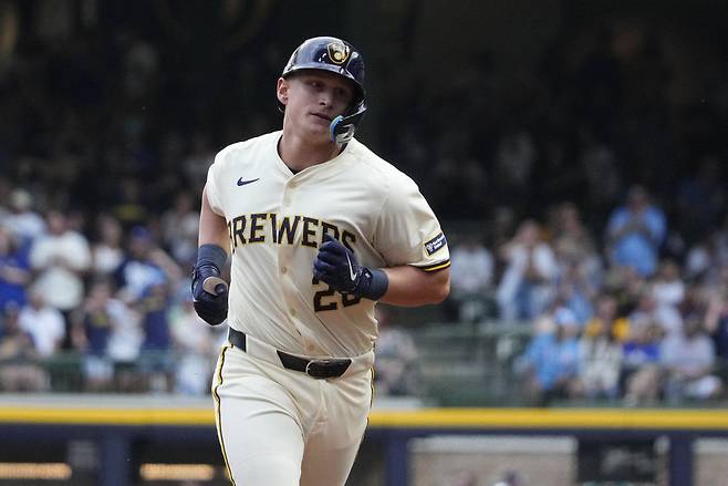 밀워키 앤드류 본이 8일 LA 다저스전에서 1회말 스리런 홈런을 날린 뒤 그라운드를 돌고 있다. Imagn Images연합뉴스