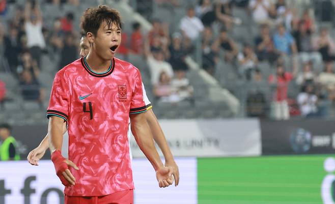 김주성이 7일 경기도 용인에서 열린 2025년 동아시아축구연맹(EAFF) E-1 챔피언십(동아시안컵) 중국전에서 골을 넣은 뒤 기뻐하고 있다. 연합뉴스