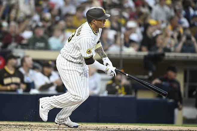 8일 애리조나전에서 통산 2000안타를 치고 있는 매니 마차도.  샌디에이고 | 이매진이미지연합뉴스