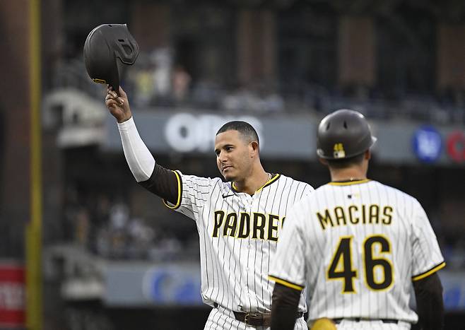 8일 애리조나전에서 개인 통산 2000안타를 달성한 뒤 팬들에게 인사하는 매니 마차도.   샌디에이고 | 이매진이미지연합뉴스