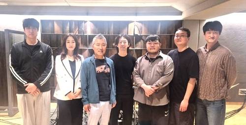 앨범 ‘ 고마운 불청객 ’ 을 기획 제작한 안양대 글로벌대학원 K 콘텐츠비즈니스학과 대학원생과 김민주 주임교수. (왼쪽부터 보컬 강동호, 김민주 주임교수, 작사 손윤환, 드럼 최요셉, 기타 김영민, 베이스 최인환, 피아노 송지훈)