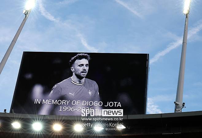 ▲ 조타는 생전에 공개적으로 디아스를 위한 마음을 보여 왔기에 비판 행렬은 더욱 거세졌다. 지난 2023년 10월 디아스의 아버지가 조국 콜롬비아에게 갱단에게 납치되는 사건이 발생했다. 이에 디아스는 잠시 리버풀을 떠나 아버지의 행방을 찾는 데 집중했고, 축구계는 디아스의 아버지가 무사히 돌아오길 간절히 바랐다.