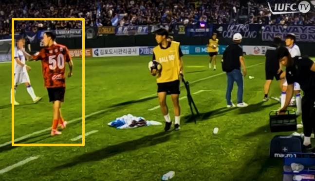 김포FC 박동진(왼쪽 노란색 박스)가 지난달 29일 김포솔터축구장에서 열린 인천 유나이티드전 직후 손가락 욕설을 하는 장면. /사진=인천 유나이티드 공식 유튜브 채널 영상 캡처