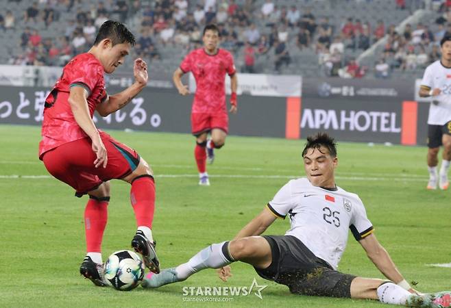 2025 동아시아축구연맹(EAFF) E-1 풋볼 챔피언십(동아시안컵) 한국-중국전이 7일 경기도  용인미르스타디움에서 열렸다.  대한민국 이동경이 중국 우미티지앙 우수푸를 등진 채, 슛 찬스를 노리고 있다. /사진=김진경 대기자