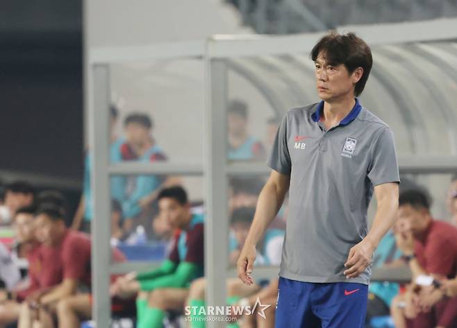 2025 동아시아축구연맹(EAFF) E-1 풋볼 챔피언십(동아시안컵) 한국-중국전이 7일 경기도  용인미르스타디움에서 열렸다.  대한민국 홍명보 감독이 비장한 표정으로 선수들의 움직임을 주시하고 있다. /사진=김진경 대기자