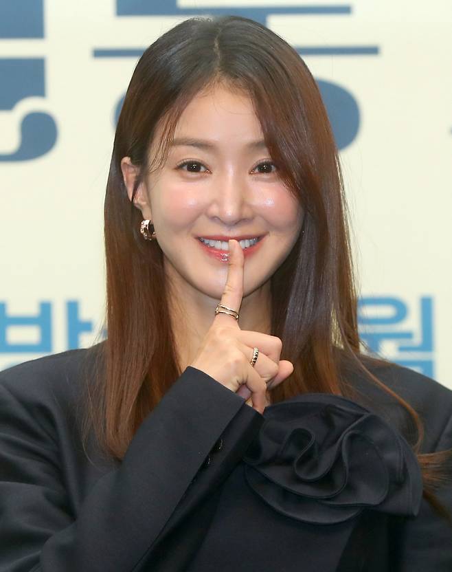 [서울=뉴시스] 김혜진 기자 = 배우 이시영이 16일 오후 서울 마포구 스탠포드호텔에서 열린 ENA 새 월화드라마 '살롱 드 홈즈' 제작발표회에서 포즈를 취하고 있다. 2025.06.16. jini@newsis.com /사진=김혜진