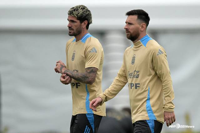 로드리고 데폴(왼쪽)과 리오넬 메시. /AFPBBNews=뉴스1