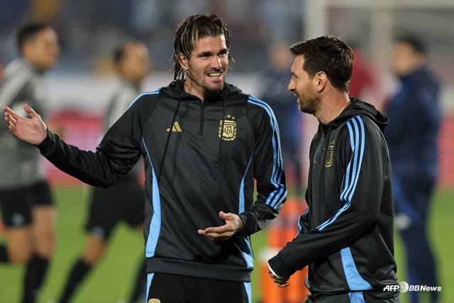로드리고 데폴(왼쪽)과 리오넬 메시. /AFPBBNews=뉴스1