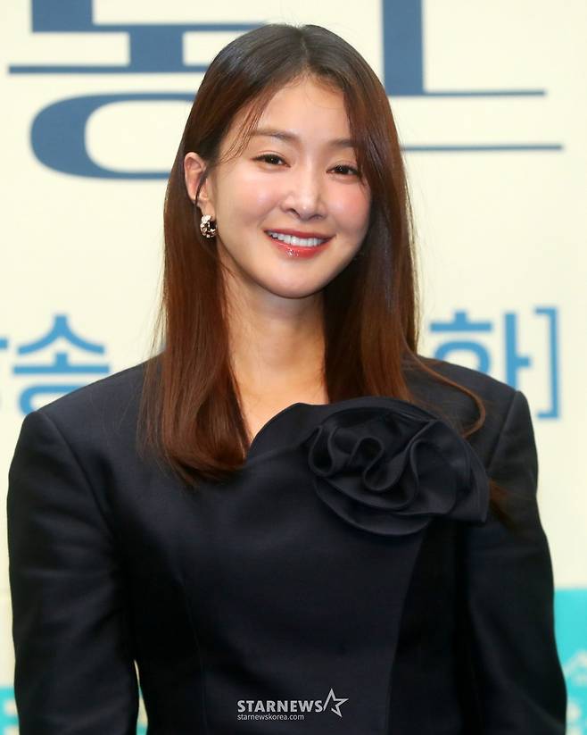 [서울=뉴시스] 김혜진 기자 = 배우 이시영이 16일 오후 서울 마포구 스탠포드호텔에서 열린 ENA 새 월화드라마 '살롱 드 홈즈' 제작발표회에서 포즈를 취하고 있다. 2025.06.16. jini@newsis.com /사진=김혜진