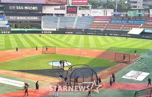 37도를 웃도는 무더위 속에서도 훈련을 펼치고 있는 KT 선수단. /사진=안호근 기자