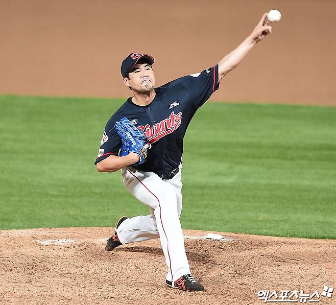 1일 오후 수원케이티위즈파크에서 열린 '2020 신한은행 SOL KBO리그' 롯데 자이언츠와 KT 위즈의 경기, 8회말 롯데 장원삼이 역투하고 있다. 엑스포츠뉴스 DB