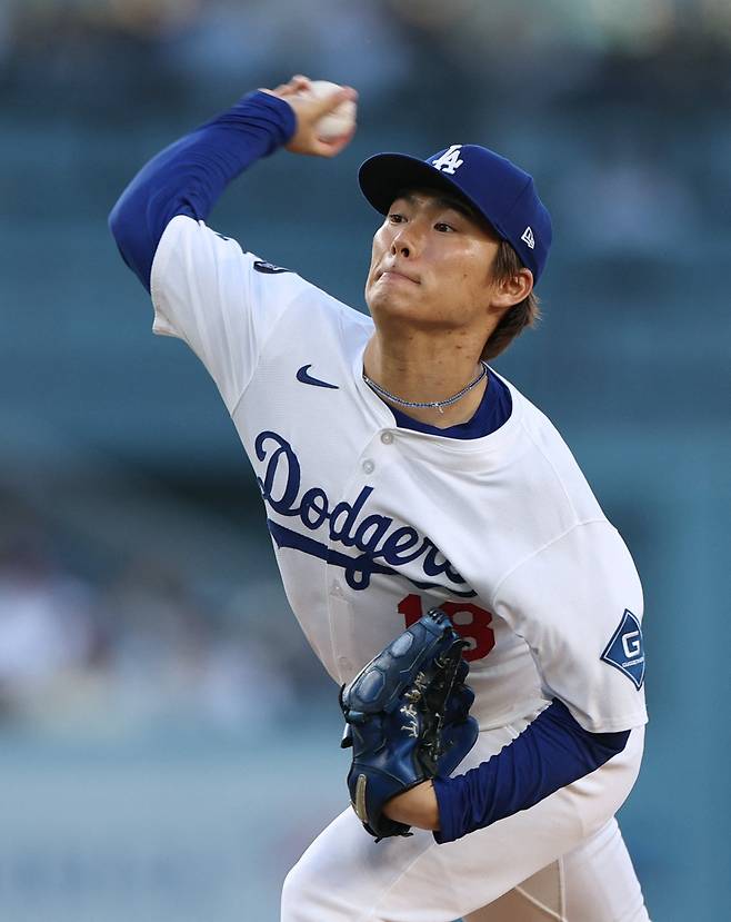 LA 다저스 선발투수 야마모토 요시노부가 올해 미국 메이저리그 정규시즌 경기에 선발 등판해 역투하고 있다. 야마모토는 8일 밀워키 브루어스전에서 1회를 마치지 못한 채 강판당했다. AFP 연합뉴스